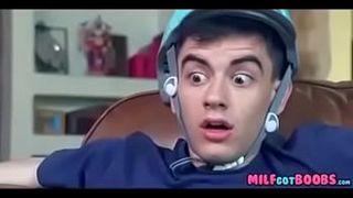 Грудастая мамаша друга оказала парню первую помощь и взяла за щеку его хер