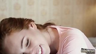 Русская студентка трахается с дедом у него дома прямо на кровати