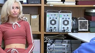 Офицер полиции трахает молодую студентку в рот и впизду