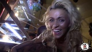 Давалка напросилась на грубый фистинг и жесткий публичный отсос от мускулистого парня