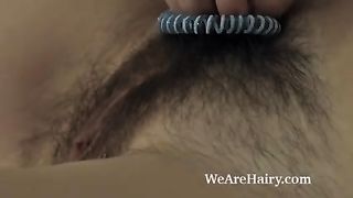 Коротко стриженая мадам играется со своей заросшей пилоткой в постели после чтения книги