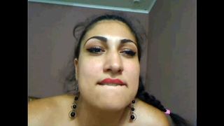 Толстая мулатка записывает мастурбацию пизды на вебкамеру