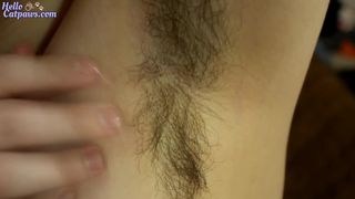 Девушка с красивыми сиськами демонстрирует свои волосатые подмышки