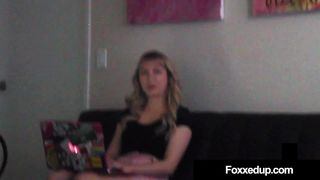 Мулатка пристала к подруге и трахнулась с ней на кровати