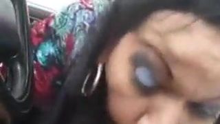 Зрелая соска делает парню минет в машине, при этом глядя в камеру, которая ее снимает