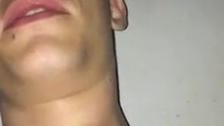 Парень с длинным кривым членом снимает свою подружку на камеру, когда она делает ему минет