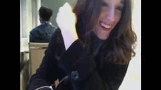 Длинноволосая девка сидит в библиотеке и показывает сиськи