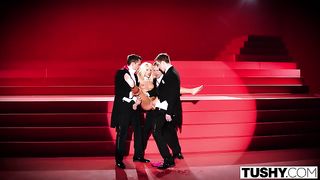 Трое танцоров ебут певицу на большой сцене после концерта